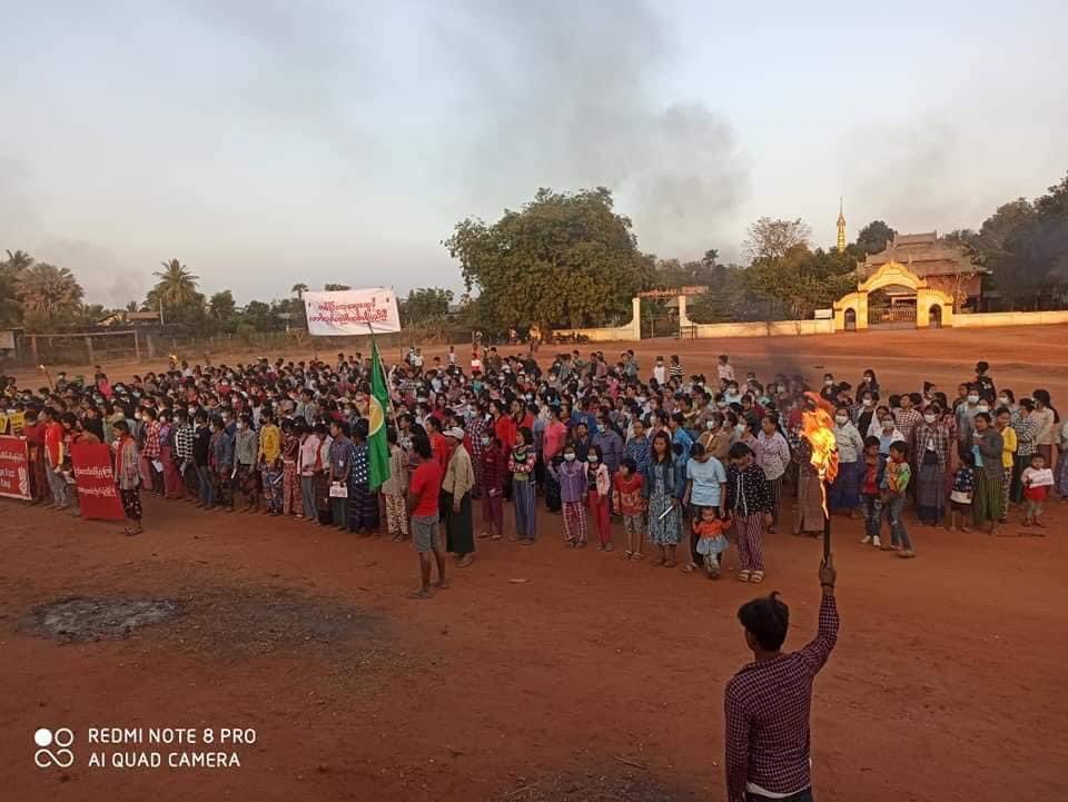 KYITHAR95368969's tweet photo. Pro-democracy residents from SoneChaung village of #YinMarBin Tsp, joined demonstration to oppose the #MilitaryDictatorship this evening. #SilentStrike
#RedCampaign_1YearOfRevolution
#2022Feb1Coup
#WhatsHappeningInMyanmar https://t.co/4gWBvKEkvN