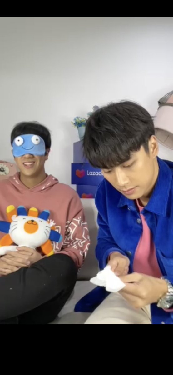 ndimplesn's tweet photo. The way he wiped the fork first before using it to feed nanon 😩😩😭 #Lazada22xOhmNanon https://t.co/UoA3n1SDBe