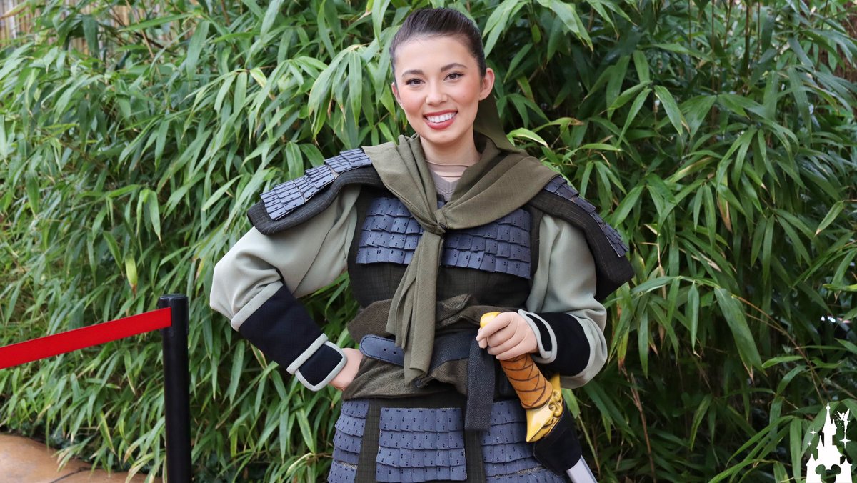 dlrpnc's tweet photo. [LIVE]

Ping (Mulan) in warrior attire exceptionally met guests of the day in Adventureland for the Lunar New Year celebrated by Disneyland Paris, today only ! 🐯✨🧧
#disney #disneylandparis #disneyland
 #DisneyPlus #LunarNewYear #YearOfTheTiger #DisneyParks https://t.co/uKIms9O9Hn