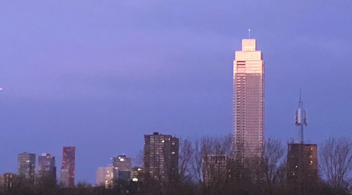 De glazen bekleding van de bovenste verdiepingen van de #Zalmhaventoren #Rotterdam speelt continu met daglicht. In dit geval de ondergaande #zon. @010byday @RDStad @Mooi_Rotterdam @RotterdamInfo