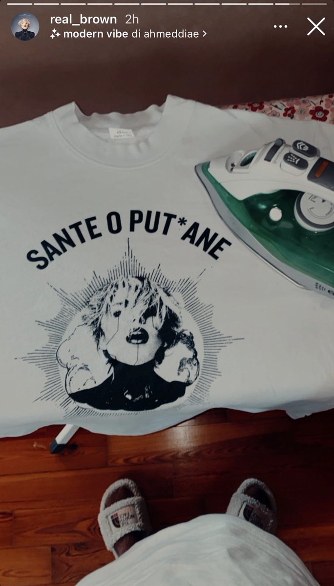 PennaCritica's tweet photo. Quanto è rock and roll questa foto.. scusate ragazzi ma io la amo, e non posso nasconderlo, non ce la faccio. #Sanremo2022 https://t.co/FpFnBcj4AF