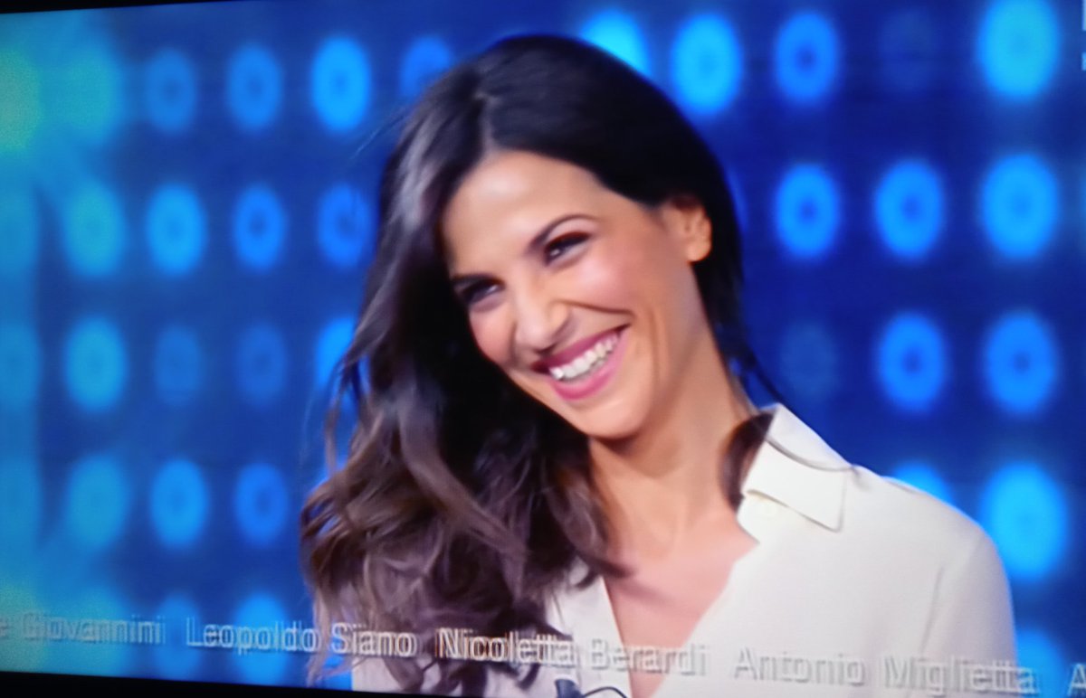 E dalla Storia del #leredita ,BENTORNATA anche alla Prof.Roberta!!!🤗👩🏻

Quando c'è bisogno di AIUTO,la Famiglia c'è!!!💖😉👍

La Famiglia del #leredita 💖,Presenti anche noi da qua!!!🙋‍♀️

<a href="/insinnaflavio/">Flavio Insinna</a>