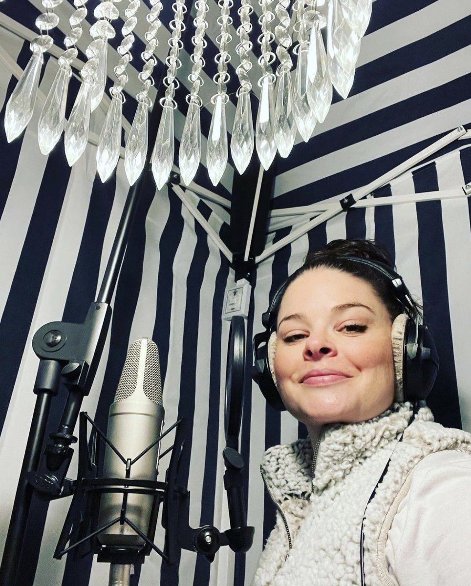 thelizfye's tweet photo. Hi. #voiceover #vo #voiceactor #recording #studio #fancylighting #haveagoodday https://t.co/NKcfZYUniL