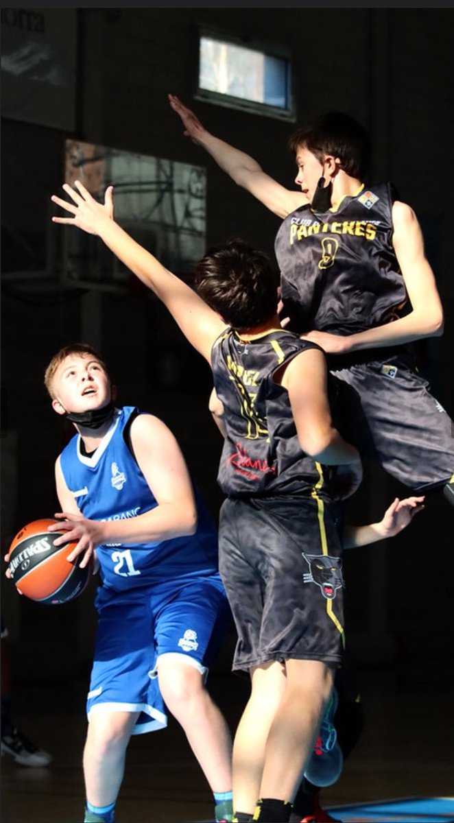 IsaDrets's tweet photo. 📸🏀 Aquesta setmana ha tocat 🎯 a l'infantil vermell.
La seqüència del partit ens demostra que el bàsquet és també un esport de paciència.
#contrallums #lacortinapacuando https://t.co/CF99KTnMFS