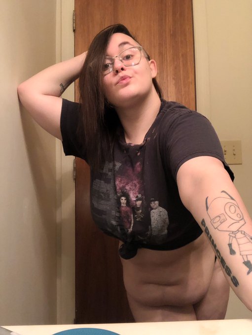 I feel like this is really a throwback to my emo days. Wearing my favorite band shirt, taking awkward<a href="/tag/storytime"class="tags"><span>#storytime</span></a>