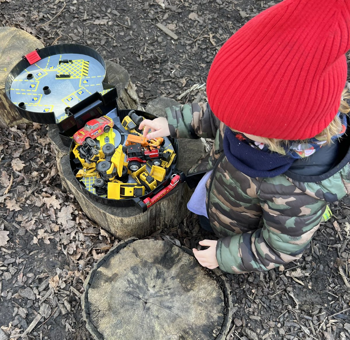 LeaLeaLemon's tweet photo. After a huge sort out at Blossom today, the Smalls enjoyed playing with the mini trucks & diggers. It was as if they’d never seen them before! #ToyRotation @OutdoorEdChat #LoveEarlyYears 😊 💕 https://t.co/bamRtYfQ1Y
