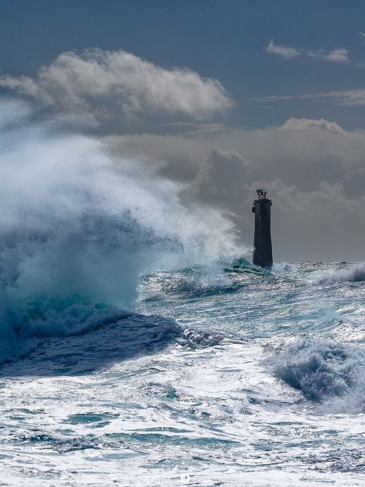 Tourelle de Nividic - Ile d'Ouessant Bonne soirée Mon site sur lequel vous retrouverez mes photos, puzzles, livres etc... ronanfollic.fr #bretagne #brittany #breizh #finistere #ouessant #Nividic #vague #soleilcouchant #phare #lighthouse #storm #tempête #ronanfollic