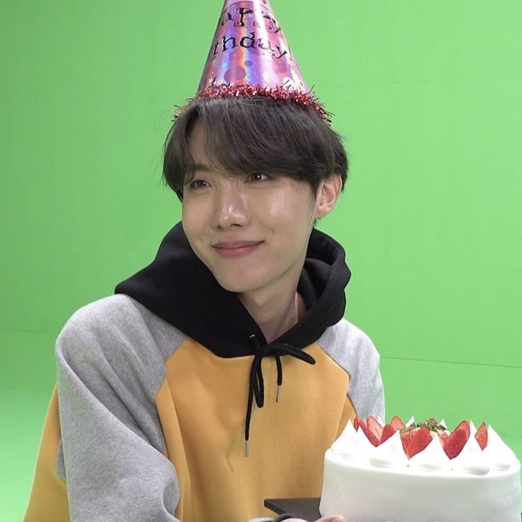 94thinker's tweet photo. its hobiuary!! 🥳🌟🎊 https://t.co/QoDO0gZMqd
