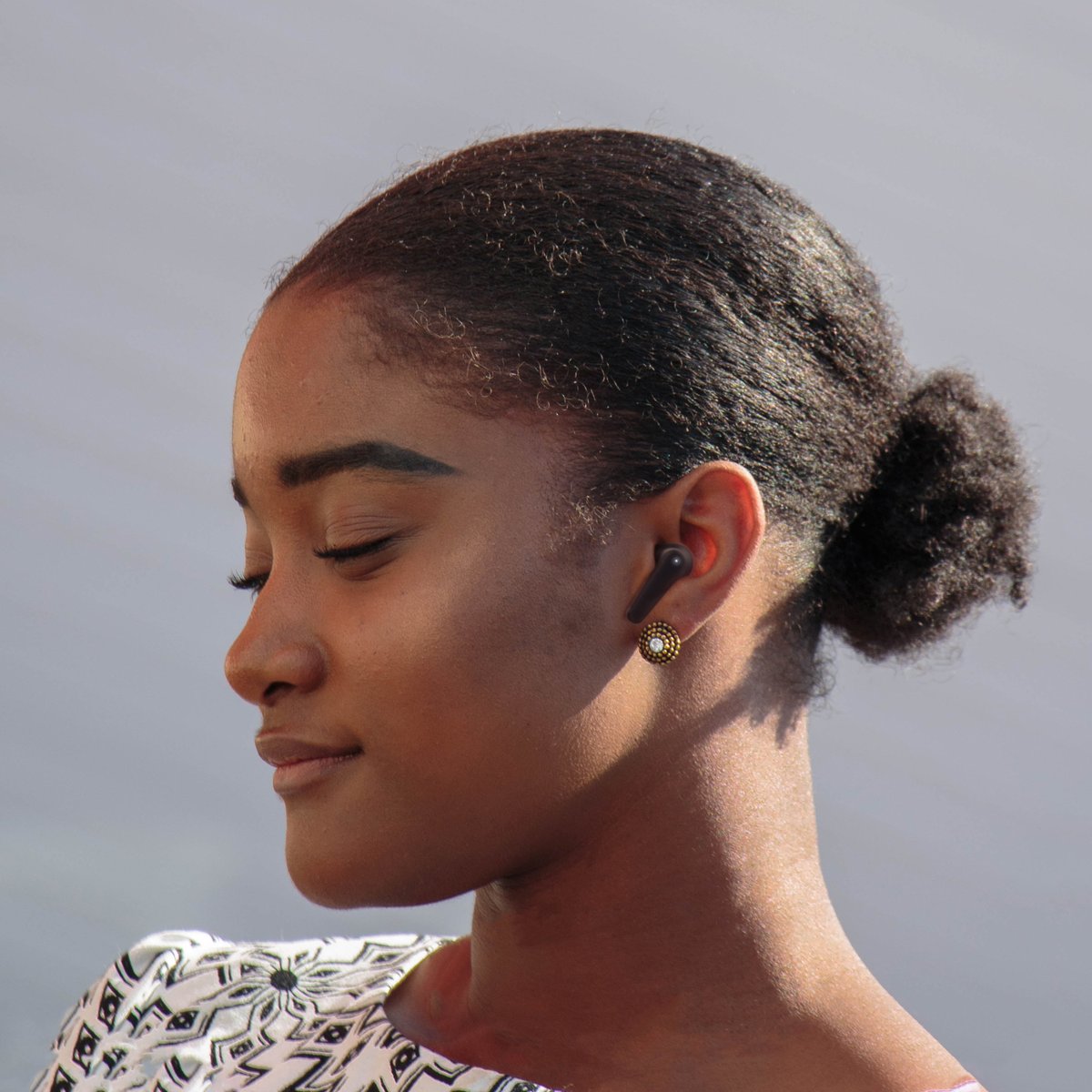 Week already piling up? Escape the noise with your fav playlist and incredible noise cancellation.
.
 #palmbudspro #escapethenoise #noisecancellation