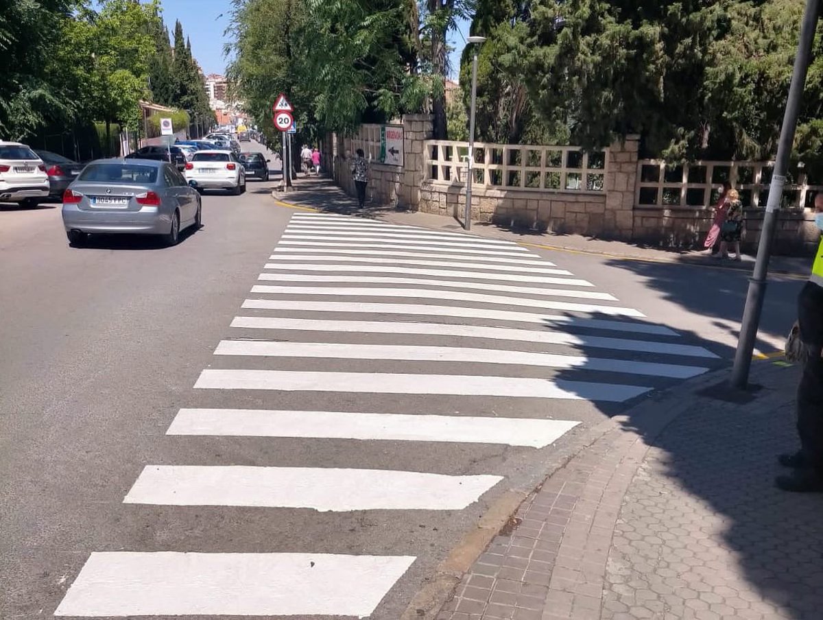 AytoJaen's tweet photo. 🚧En los últimos meses hemos realizado más de 100 intervenciones de mejora en la #señalización viaria en distintos barrios de Jaén
🚫Hemos #repintado pasos de cebra, señales de circulación, carga/descarga, entre otras zonas, por la #seguridad vial de todos los jiennenses https://t.co/BK2pUk0E7l
