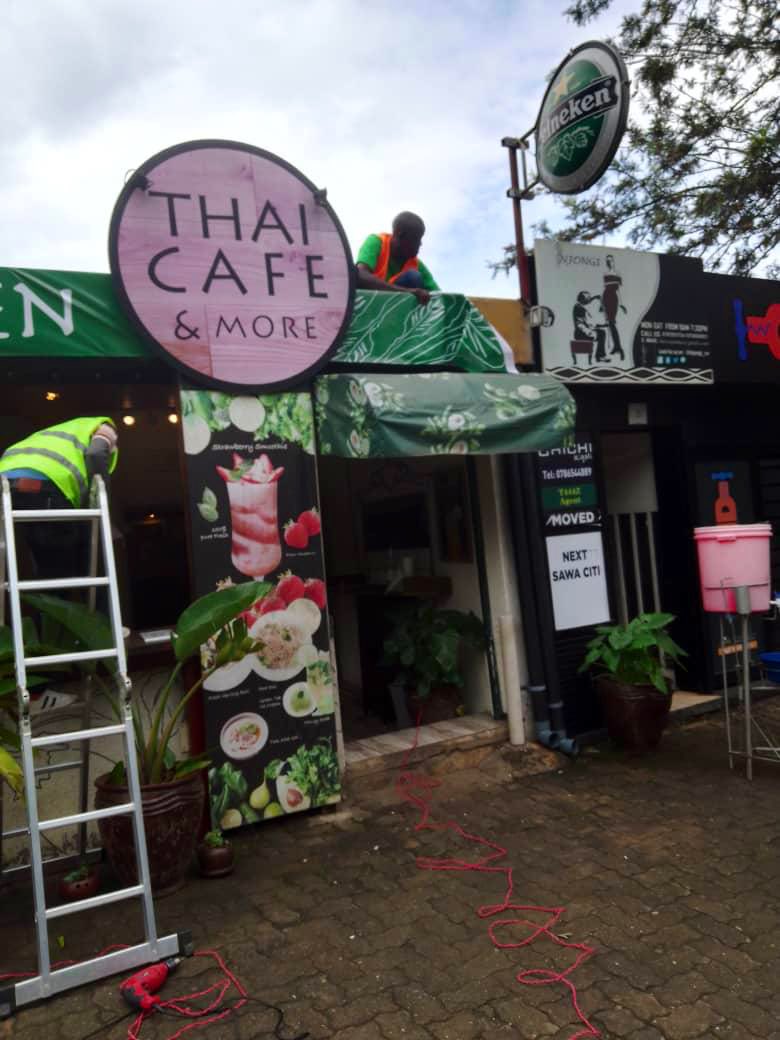 Ck ルワンダでタイ料理屋をひらく 看板リニューアル 本の表紙の写真を撮影した時が一番色褪せてた ちなみに 表記はルワンダ国旗と日本国旗なのです 看板がルワンダ国旗の下の緑の線を表しているのです アジキチ ルワンダでタイ料理