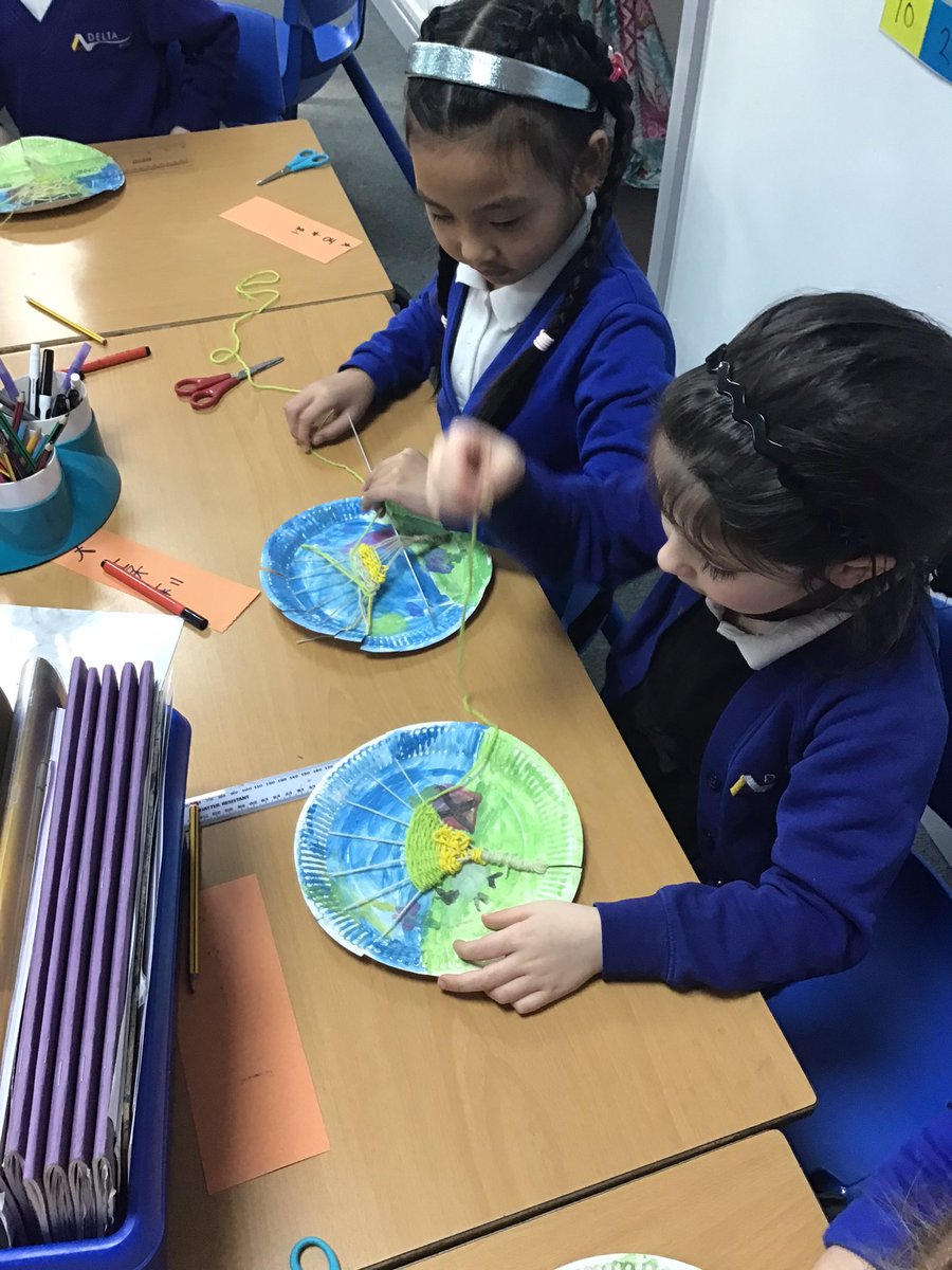 EPA_Y1_Y2's tweet photo. Wow! We have been concentrating so hard this afternoon with our weaving #EPAArt #EPAOctopus @DeltaEstcourt https://t.co/nbUlN3t0n2
