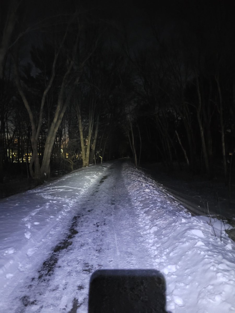 nhuberfeely's tweet photo. @bikeminman @MassBike @minutemanbiker @ArlingtonABAC The section near Bedford is nicely plowed for walking and running but some sections may still be a little challenging on bike. This was the snowiest section I found (most other places had fully exposed sections of asphalt). https://t.co/SFUAop9XpN