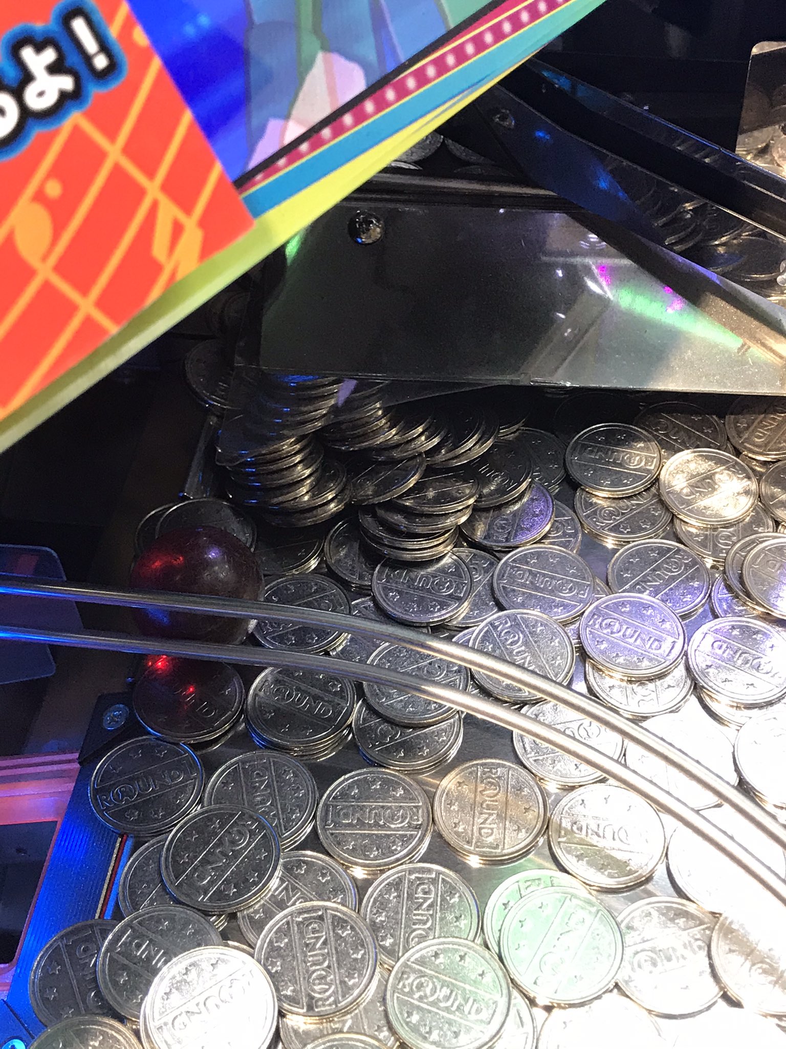 子供用 メダルゲームって 設定が良い と面白いって思われがちですが 実は面白いのは 設定が上手い なんですよね 特にプッシャー機はそれが顕著に出ます これは 設定が上手い の例です 奥90度なのでメダルは落ちませんが プレイヤーの腕次第で