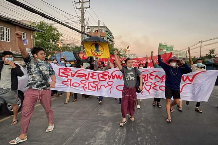 b3rry_y's tweet photo. We can shut down any city all around Myanmar to show we all are united to fight against dictatorship. Strike by protesters from Yangon marched this evening after silent strike successfully ended.

#RedCampaign_1YearOfRevolution
#2022Feb1Coup #SilentStrike
#WhatsHappeningInMyanmar https://t.co/HAECLyxPTp