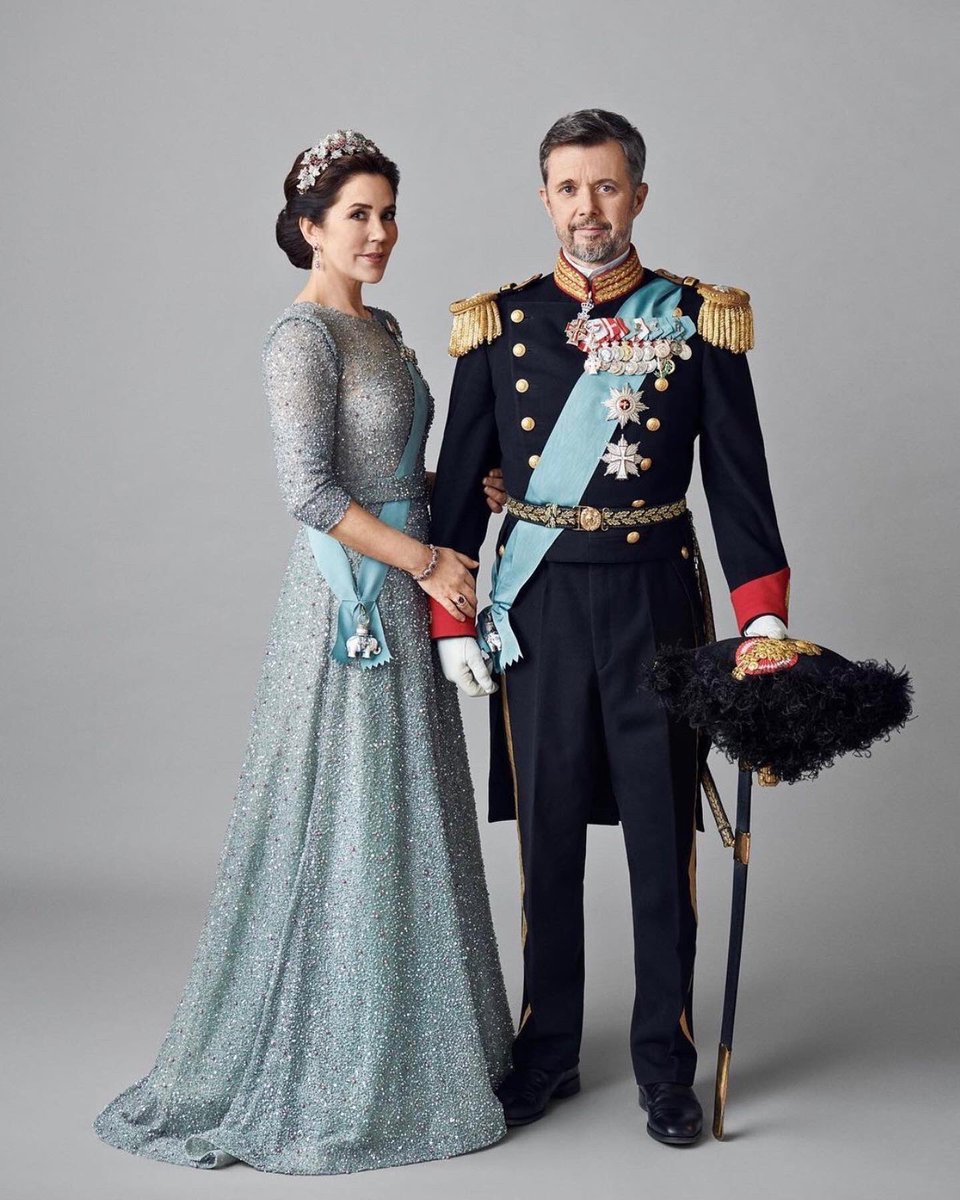 Federico y Mary de Dinamarca celebran por adelantado el 50º cumpleaños de la Princesa (los cumple el 5 de febrero) con estas imágenes dignas de Reyes.🇩🇰⁣
-
📸 Hasse Nielsen
