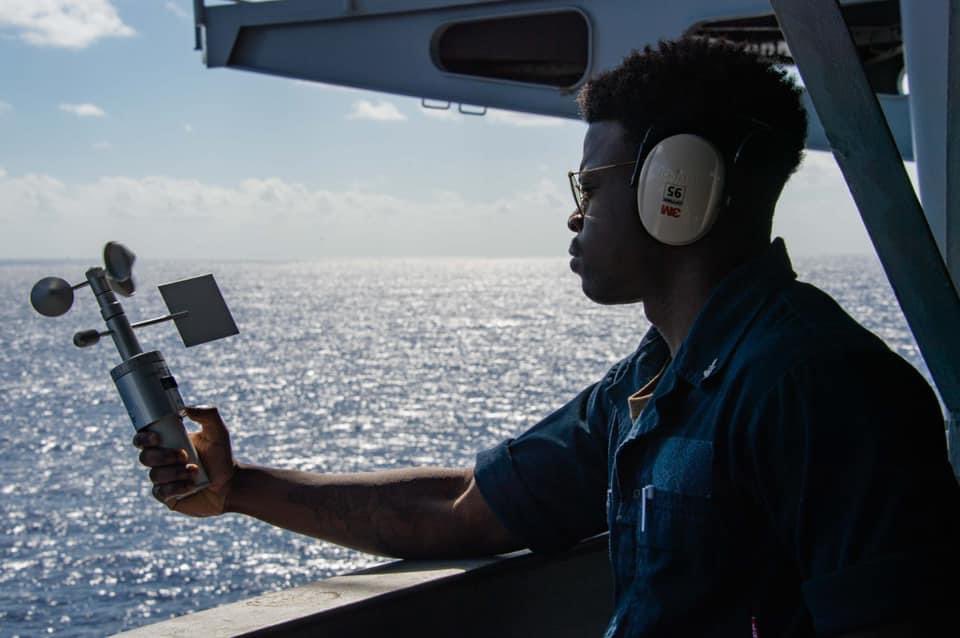 HEY!! We know that Weatherman 🌧 

AG3 Akande, a #Texas native, gathers weather data on aircraft carrier @CVN70. 

AGs forecast #meteorological & #oceanographic conditions, prepare & present briefings concerning environmental impacts & effects on combat operations. 

#Mighty70