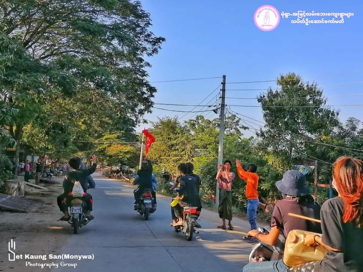 b3rry_y's tweet photo. On Monywa-AMyint Road, youths led strike and marched with motorcycles today as silent strike ended successfully.

#RedCampaign_1YearOfRevolution
#2022Feb1Coup #SilentStrike
#WhatsHappeningInMyanmar https://t.co/ymvUC1zi2J