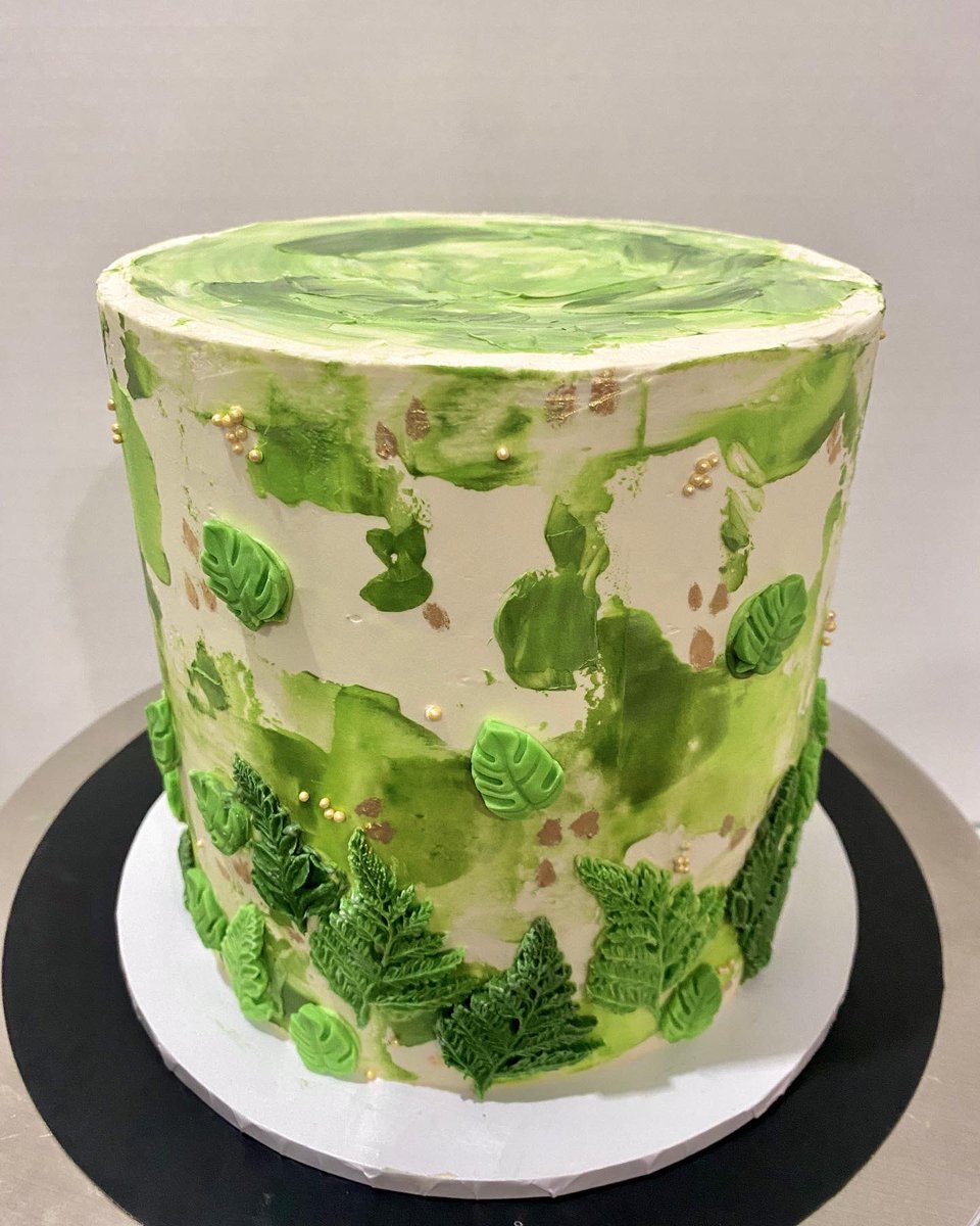 Jungle cake! Happy birthday to Hanna who enjoyed her vanilla cake with strawberry jam, white chocolate ganache and vanilla buttercream. Toppers provided by the customer. Get in touch now to book your cakes for 2022! #customcake #bespokecake #londoncake #londonbaker