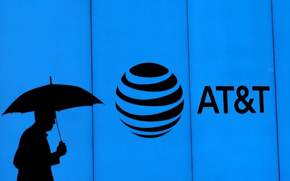 📉Акции AT&amp;T упали на 6% до $23,95 за бумагу. 

Компания снизит дивиденды почти вдвое в связи со сделкой по выделению своего медиаподразделения Warner Media👉 quote.rbc.ru/news/article/6…