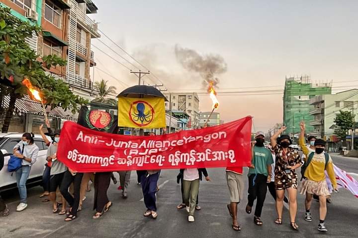 AlexMyanmar13's tweet photo. Activists of Anti-Junta Alliance Yangon staged a powerful marching protest in Yangon this evening after #SilentStrike to mark a full year under military coup, chanting slogans calling for overthrow of junta.

#RedCampaign_1YearOfRevolution
#2022Feb1Coup
#WhatsHappeningInMyanmar https://t.co/Oiuae0EcD0
