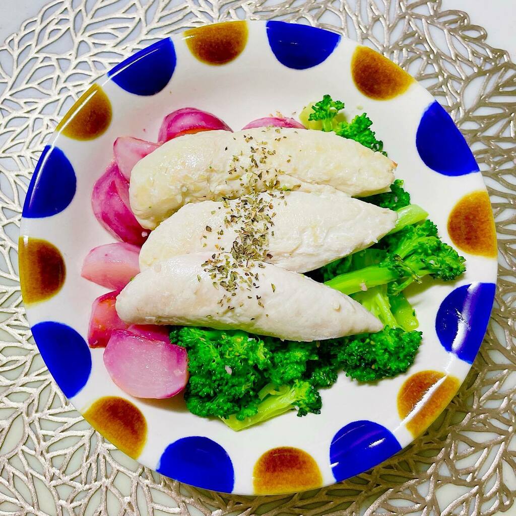 tropicalkitchen's tweet photo. Thanks to my neighbors, I have still got some more veggies🥬🥦🥕
I shared more than a half of them to my friends and they looked so happy🥰
I will cook something except chicken tender tomorrow

-
-
-
🍳Grilled chicken tender, broccoli and turnip
-

#c… https://t.co/UTyrx48Arq https://t.co/OziEuc0kJR