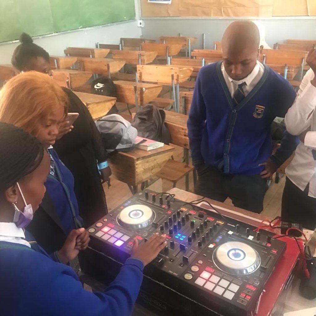 HealtheHoodZA's tweet image. Let’s DJ! #dj #scratching #learntodj #sharing #healthehoodproject #changingmindschangesaction