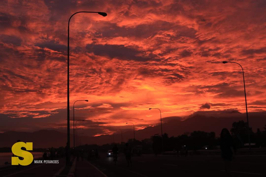 SunStarDavao's tweet photo. #SunStarLens
LOOK: Have you seen the sky turn orange this Tuesday afternoon, February 1?

According to the National Weather Service, orange skies are common following storms that move in just as the sun is setting.

📷 Mark Perandos, photojournalist https://t.co/U1LQgKMqPb