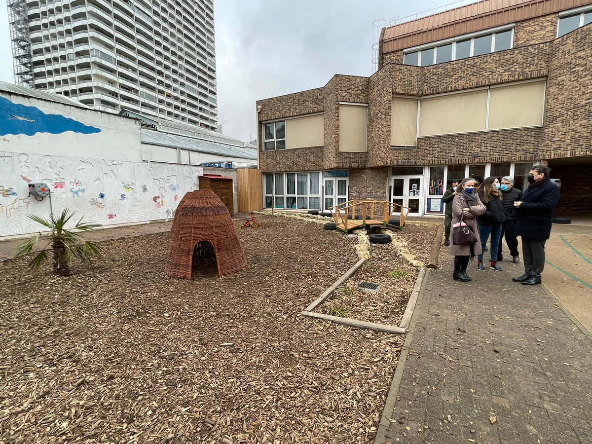 EricLejoindre's tweet photo. En visite à l'école Tchaïkovski, dont la Cour Oasis compte deux nouveaux composteurs. Un aménagement qui s'inscrit dans notre engagement pour la  réduction des déchets, dans un espace de récréation rafraichi, agréable à vivre, et adapté aux enjeux climatiques. https://t.co/nyE4FHYJjD