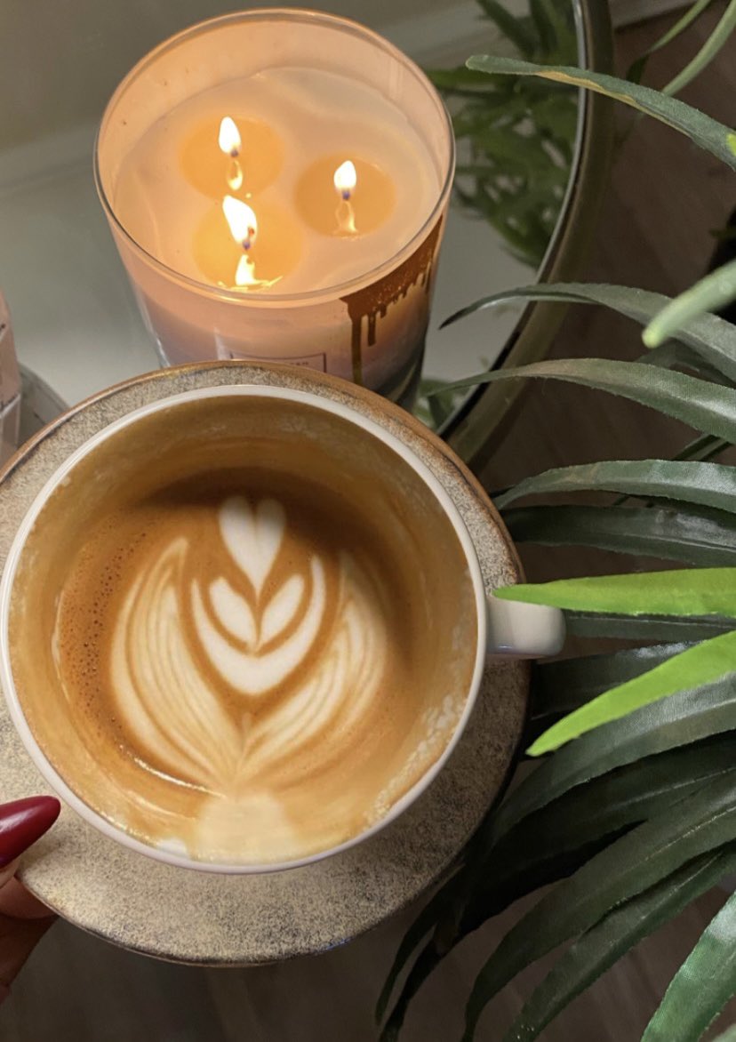 الحمدلله وهو أهلٌ لكل معروف وخير سبحانه، خلصت شغل كثير كنت مأجلته
و تمرنت وقفلت خطواتي بدري ووجباتي جاهزه وحالياً قاعده استمتع بكوب قهوتي، عمتم مساء دافئاً هانئاً يا اصحاب 🤍