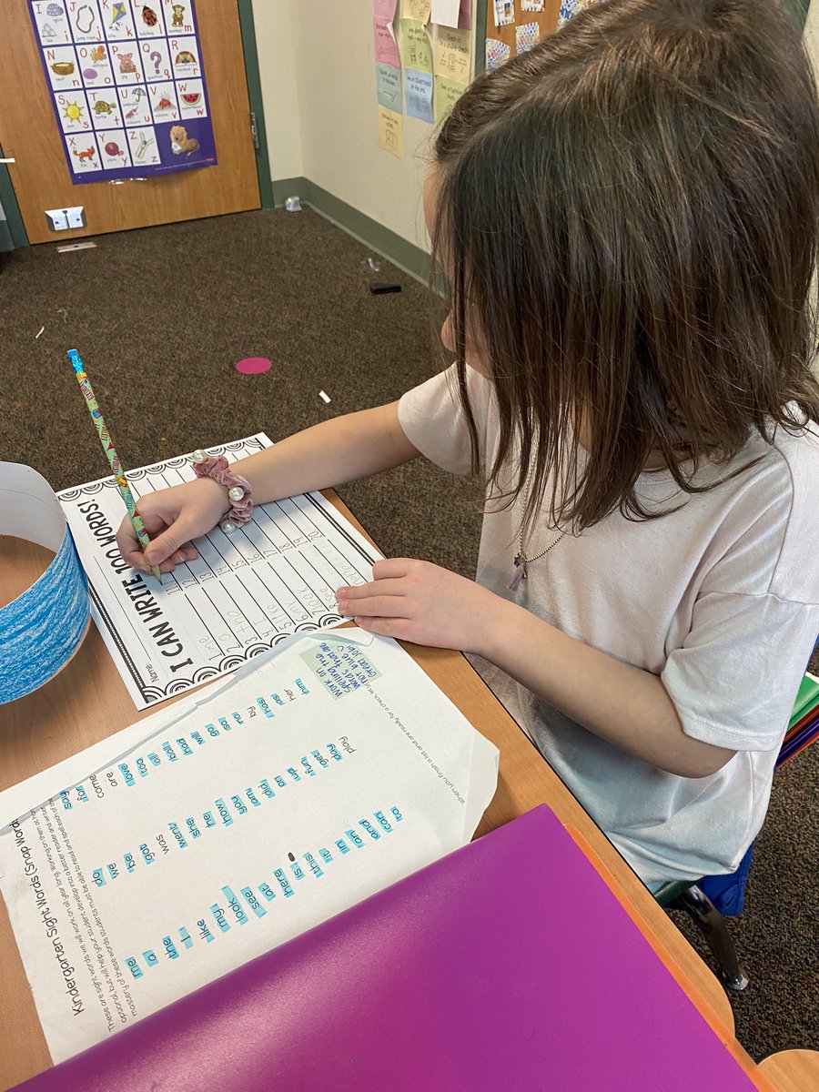 CortneyMcdowell's tweet photo. We can write 100 words in first grade @CaprockES ✏️📝❤️ #KISD100thDay #meetingourleadmeasures #snapwords https://t.co/ATVsN5ay9U