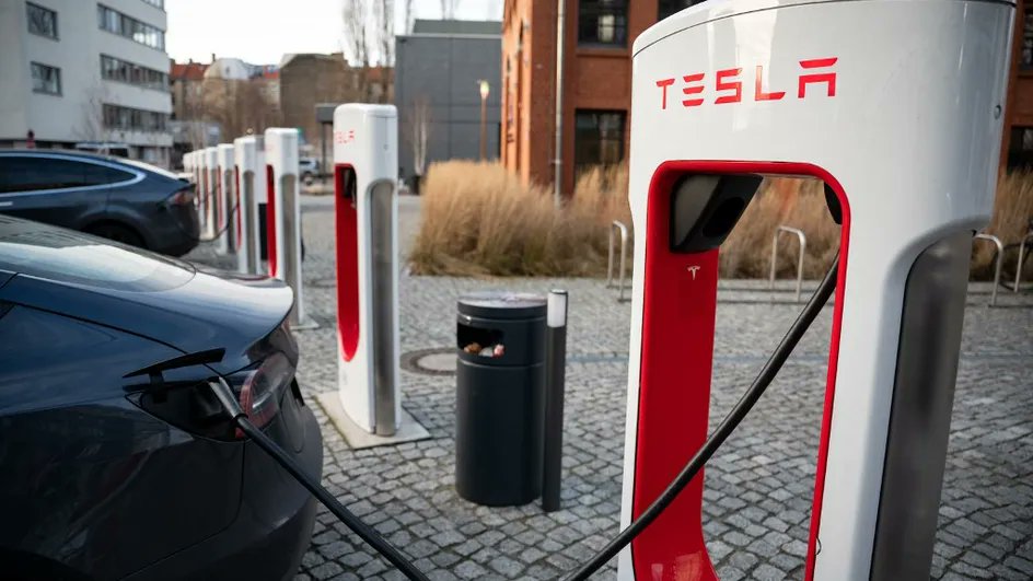 Etats-Unis : Tesla rappelle près de 54 000 véhicules susceptibles de ne pas s'arrêter aux panneaux stop

francetvinfo.fr/monde/usa/etat…
