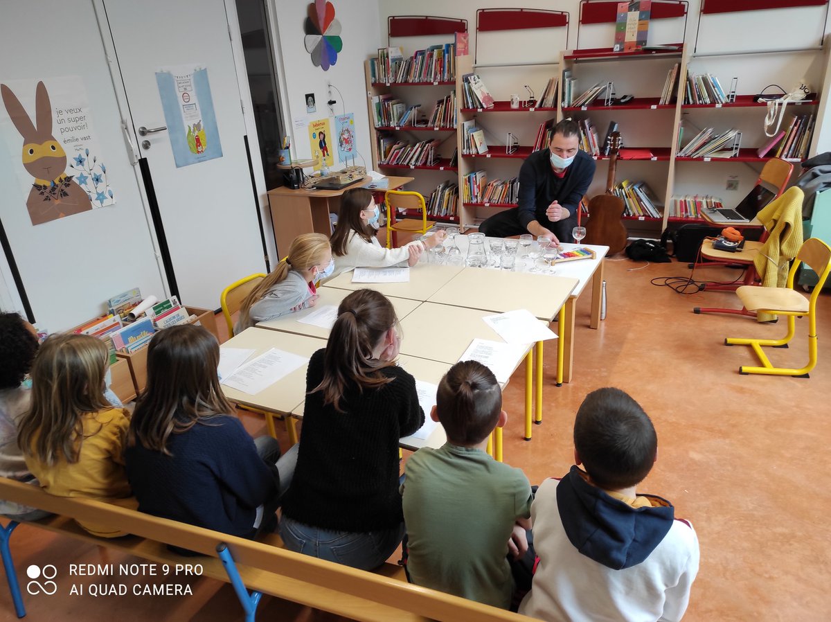 Classe9Noroy's tweet photo. Dans le cadre de notre projet d'une balade contée, Solène nous a initié au théâtre et Stéphane a écrit une chanson que nous avons chanté  #projet https://t.co/uE1hWuEOqq