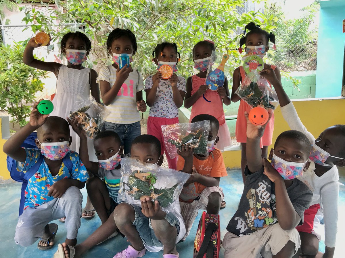 A couple of weeks ago, our students received gifts to celebrate ''Dia de los Reyes'' here in the Dominican Republic. They were all really happy to play with their extra special toys, thanks to the generosity of Supermercado Morel🥰 Muchas gracias, Supermercado Morel!