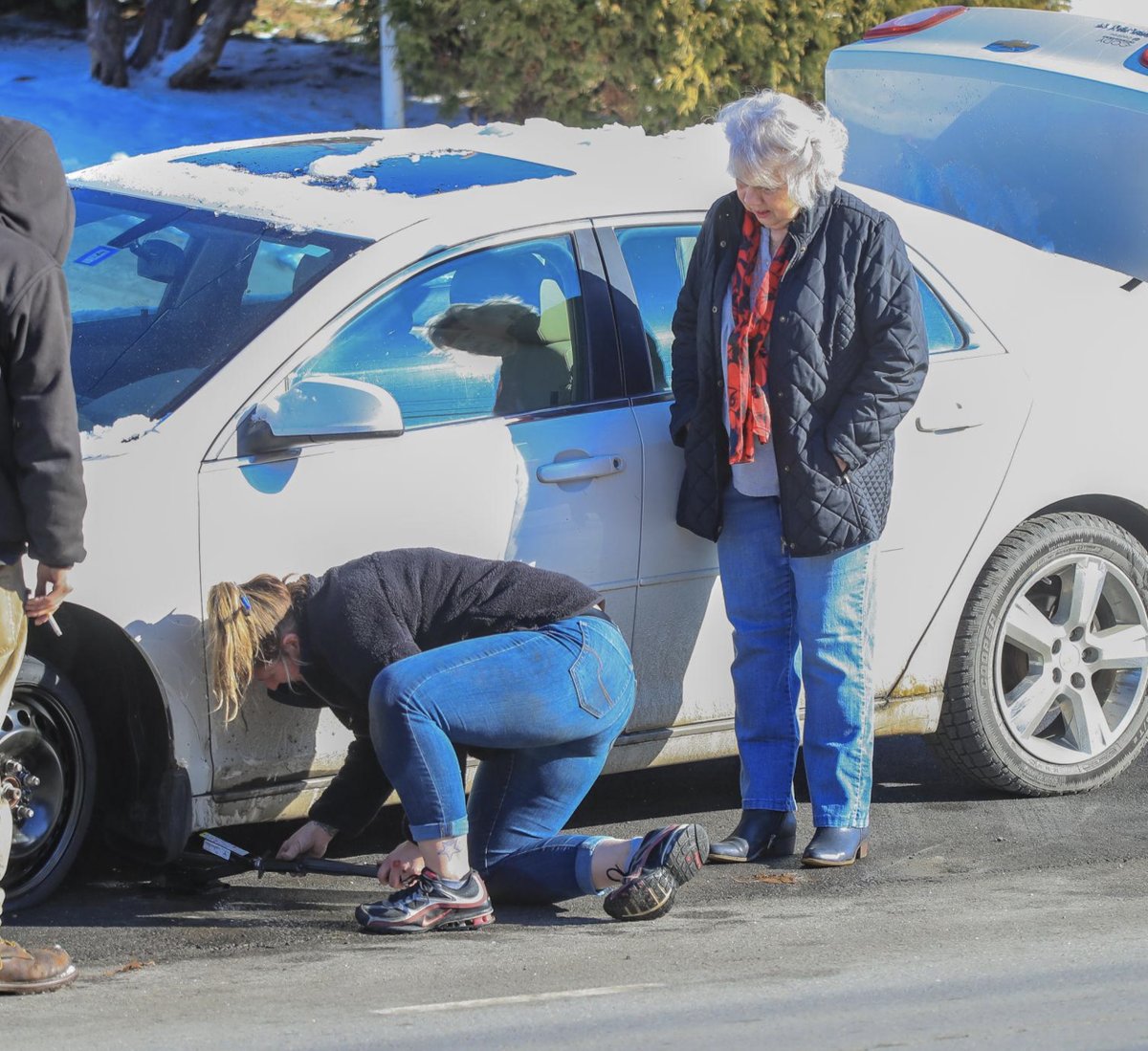 OReillyCareers's tweet photo. We've got a local celebrity! Mindy M. was on her to way work when she noticed a woman and her vehicle broken down. Mindy stopped and helped the woman change her tire. Way to go Mindy for sharing our O'Reilly Culture! πͺ
#TeamOReilly #OReillyStrong #HelpingOthers https://t.co/MhC69iLWpi