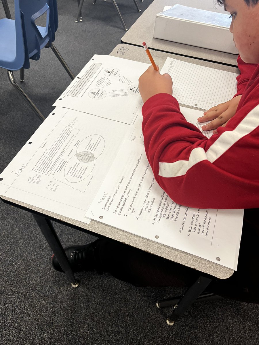Great to watch first hand Ms. Frank’s students getting ready to write a DBQ essay after working hard to analyze documents and create their chicken foot. @PascoSocStudies <a href="/jdbermu/">Jennifer Bermudez</a>