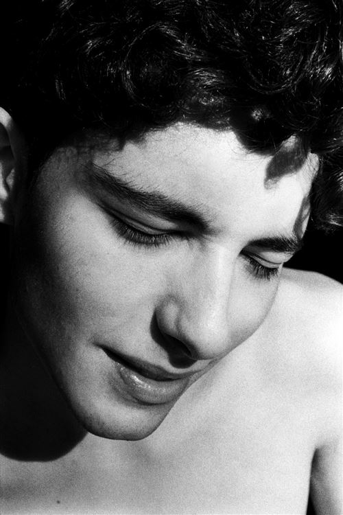 culturafnaces's tweet photo. ¡Última parada! "Skin", de Alex Domènech, utiliza un tratamiento inédito, muy fresco y sutil, para abordar un tema de gran relevancia como son los derechos LGTBI.
Ven a conocer el trabajo del #NuevoTalentoFnac 2020 este jueves a #FnacTriangle 📸
https://t.co/yaA7mgA8nr https://t.co/RPpk8PJ6bp