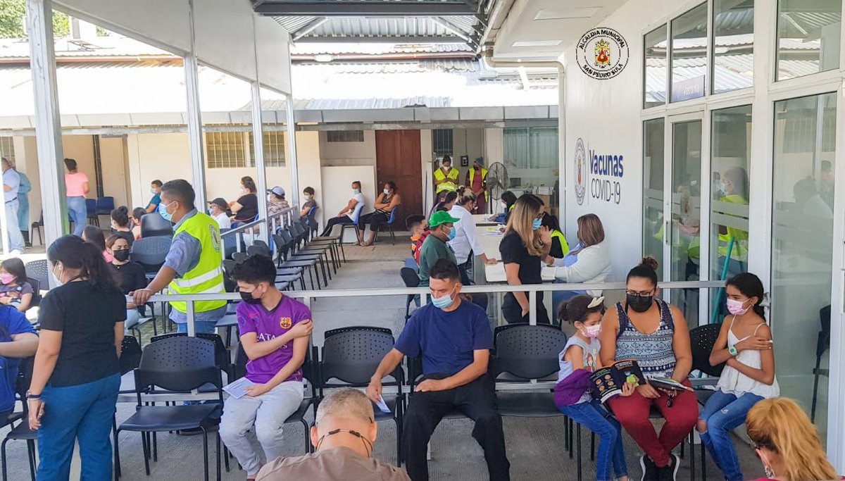 MuniSPS0501's tweet photo. Vecino sampedrano.

Hoy #Martes #1Febrero seguimos inmunizando contra la #COVID19 en nuestros Macro Distritos de Salud Las Palmas y 6 de Mayo en #RiveraHernández.
 
También estamos vacunando en los centros de salud municipales Río Blanco, Sandoval Sorto y Gran Familia.

#Vacúnate https://t.co/QDlryodgnm