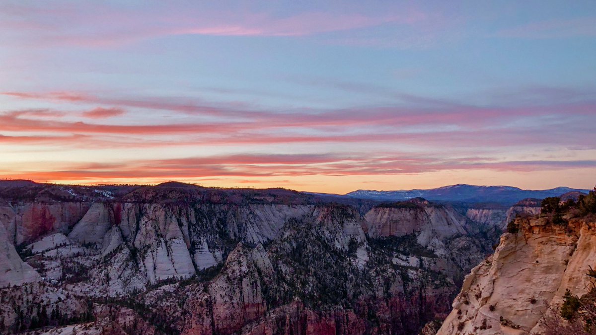 nev_in_color's tweet photo. photos i took during blue hour. https://t.co/zBcwXPxVR3