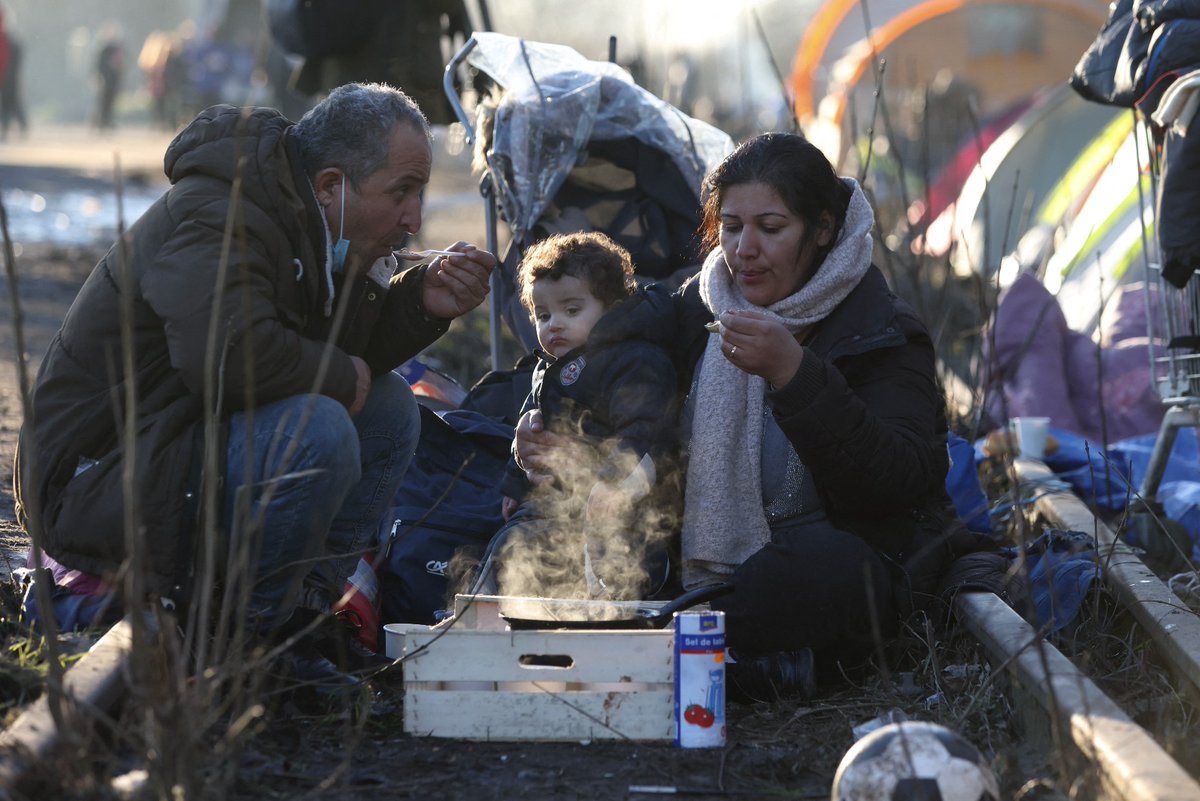 📸 Des migrants, dont des femmes et des enfants, vivent dans des conditions insalubres dans un campement informel à Dunkerque, dans le nord de la France. De plus en plus d'exilés tentent de rejoindre l'Angleterre depuis cette ville portuaire, à 40 km de Calais. Crédit : Reuters