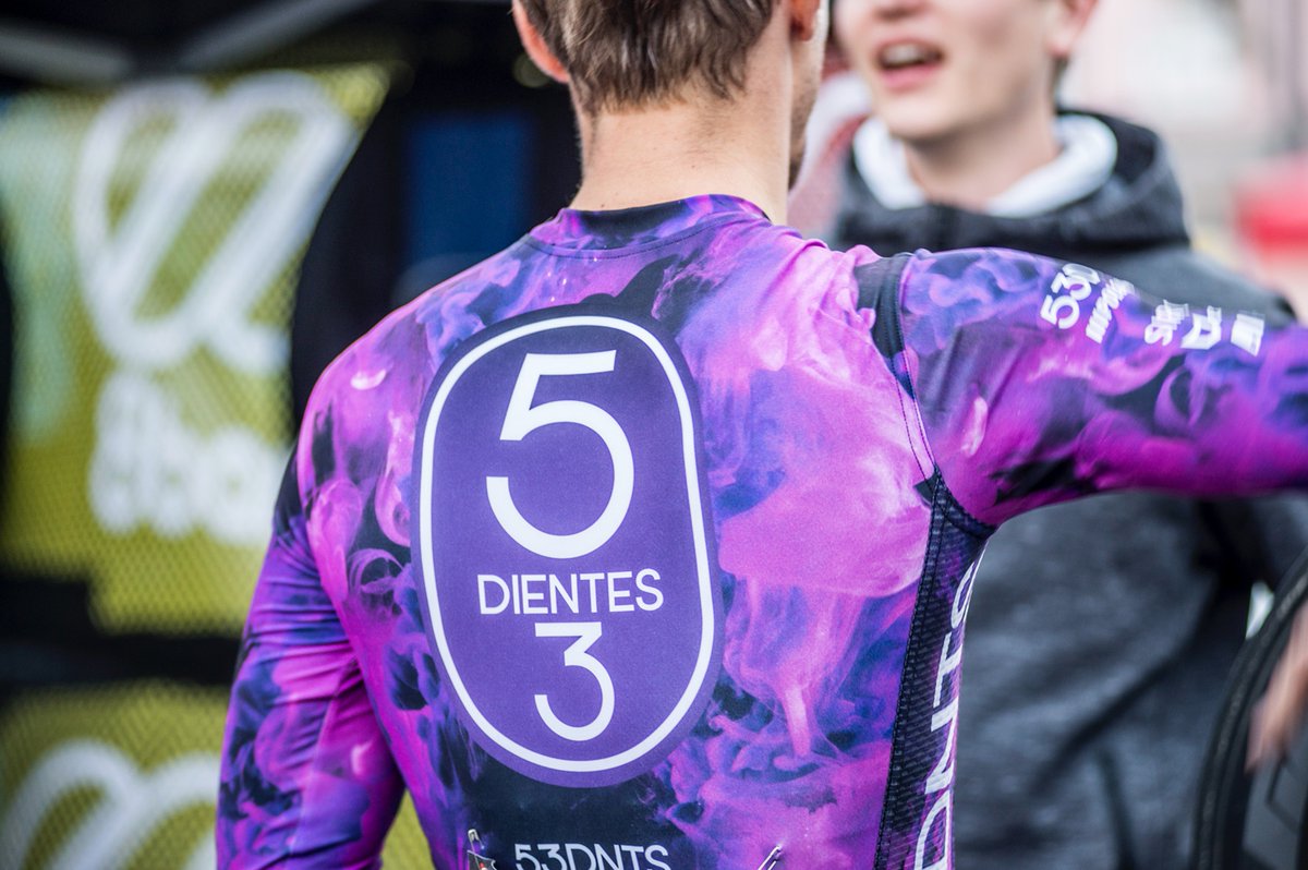 53Dientes's tweet photo. Corría el año 2018 estuvimos por Red Hook Criterium de Milano dando guerra. 53DNTSCustom te ofrece la posibilidad de lucir un diseño tan espectacular como el de aquella edición o la idea que se te ocurra para tus prendas de ciclismo.#53dientes #53dnts#weare53dnts#weare53dientes https://t.co/alCVN1LO0r