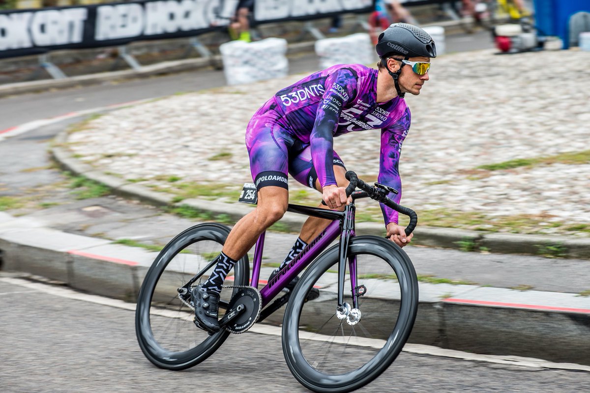 53Dientes's tweet photo. Corría el año 2018 estuvimos por Red Hook Criterium de Milano dando guerra. 53DNTSCustom te ofrece la posibilidad de lucir un diseño tan espectacular como el de aquella edición o la idea que se te ocurra para tus prendas de ciclismo.#53dientes #53dnts#weare53dnts#weare53dientes https://t.co/alCVN1LO0r