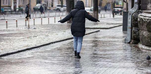 зима гололед. гололед. скользко на дороге. обувь для гололеда. пешеход на тротуаре.