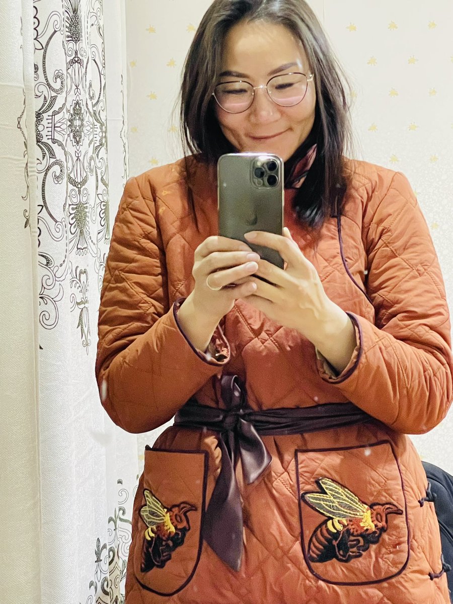 Сар шинэдээ сайхан шинэлээрэй. Гэрийн хойморт аав ханхайгаад, сангийн бойворт арц уугиад, буузны үнэр хамар цоргиж, ээж тогоо шанага хангинуулж, телевизээр бөх тайлбарлагч цангинах нь чихнээ урсана. Энэ миний цагаан сарын тухай багаас өдгөө хүртэлх мэдрэмж