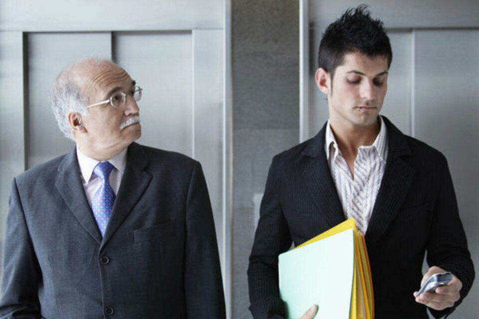 Младший сотрудник старших. Младший научный сотрудник старший научный. Navigational officer поло. Молодые и старые сотрудники. Бизнесмен планирует фото.