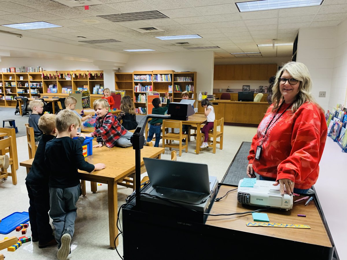 ****SES Difference Maker****
Mrs. Lankford is our librarian and math interventionist. She makes the library a warm, inviting place to READ &amp; LEARN. She also does a great job of incorporating stem activities into her library lessons which her students LOVE!