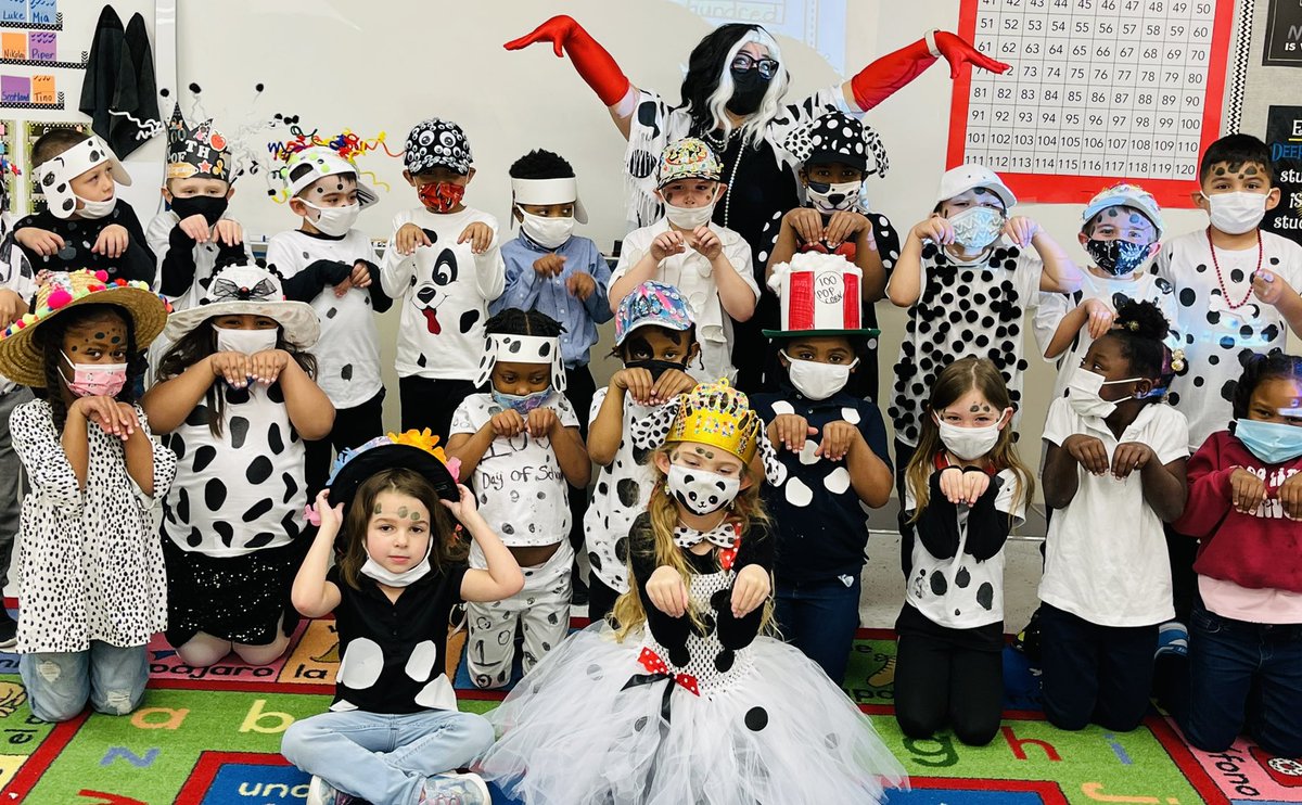 Poni3kj's tweet photo. DCEKBears 100 Days of Kindergarten! #DCEKbearsfun!! https://t.co/yBSZtupzoa