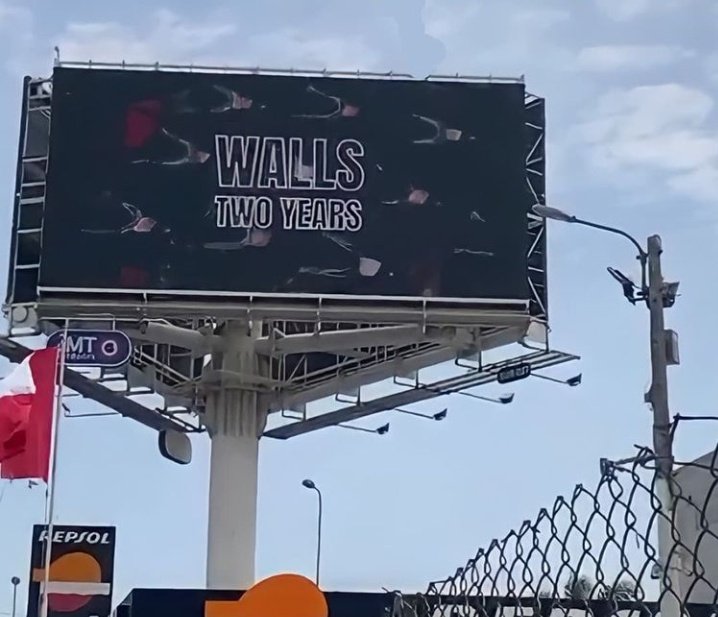 oneedits_'s tweet photo. 📢 | Telão em comemoração aos 2 anos de Walls no Peru! #2YearsOfWalls
via louefly https://t.co/jA7MSrFFcF