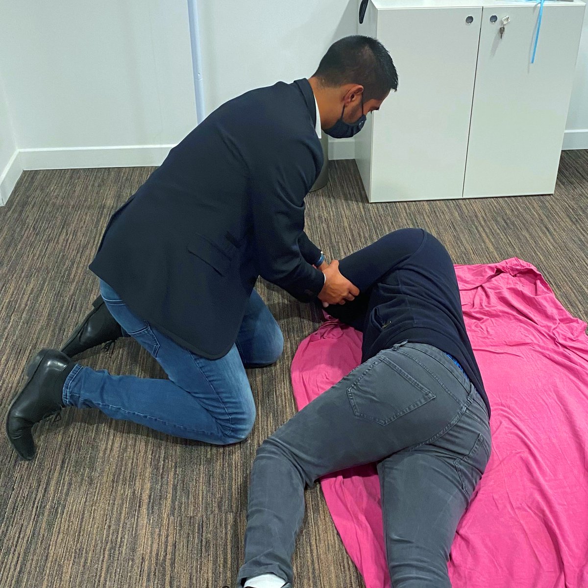 ATIF_France's tweet photo. #ATIFcampus | La minute formation 📚

Six d'entre nous, volontaires pour la formation #SST (#Sauveteur #Secouriste du #Travail), ont été formés sur les #gestesquisauvent 👍🏻 Deux journées riches en apprentissage à travers différentes mises en situation ! 👩🏻‍⚕️👨🏻‍⚕️

#Certification https://t.co/azWyzmCqGf
