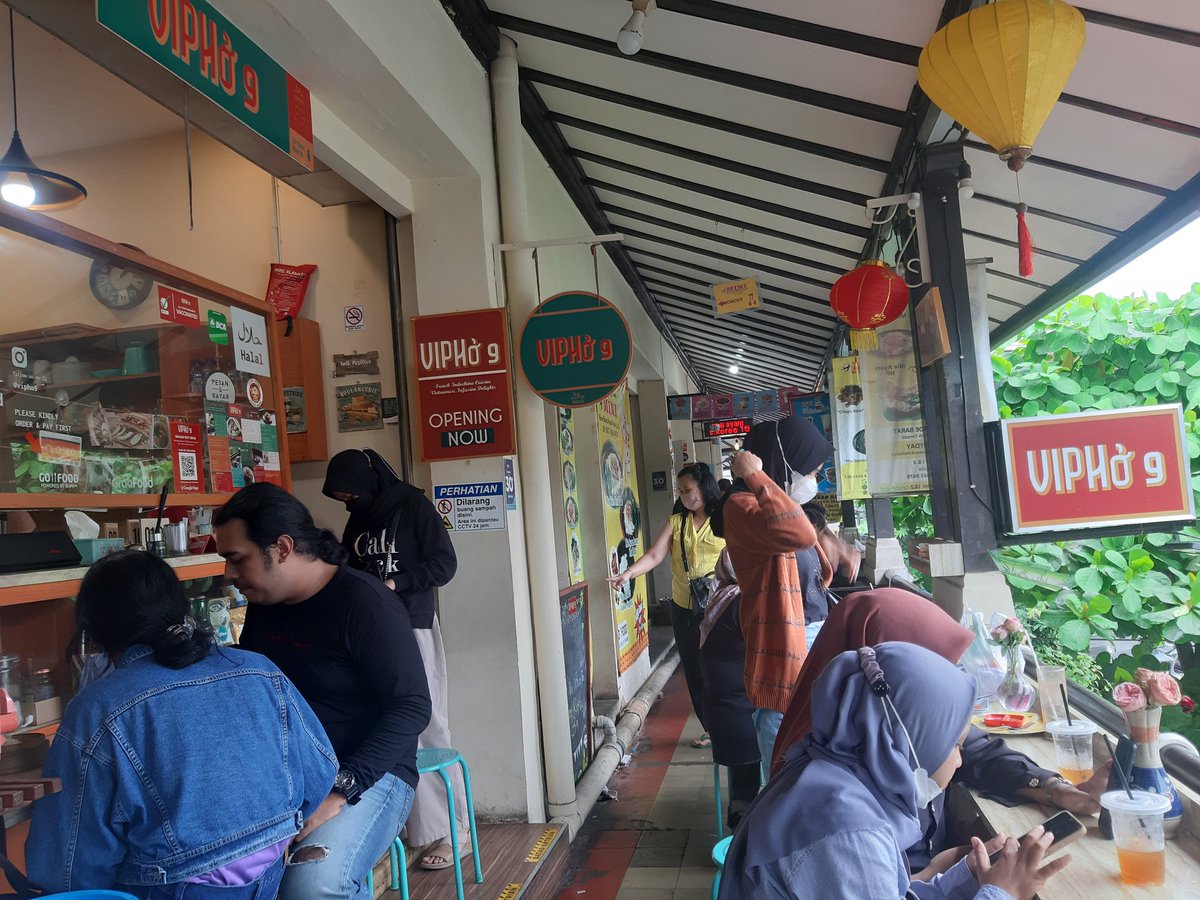 dekdyan's tweet image. Hari ini maen ke solo. Tujuan utamanya sih ke pasar gedhe lantai 2. Nyobain rekomendasi dari @drhaltekehalte . Oya karna pas imlek jd suasana pasar gede meriah banyak lampion. Ada kopi coklat dr meurdue &amp;amp; lumpia vietnam. Pang tak lupa membeli teh racikan solo